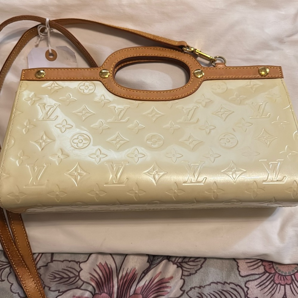 White pearl Vernis Louis Vuitton bag